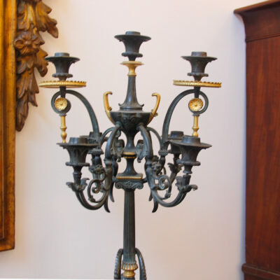 Antiquariato Coppia di Candelabri a 8 Fiamme in Bronzo Patinato e Dorato